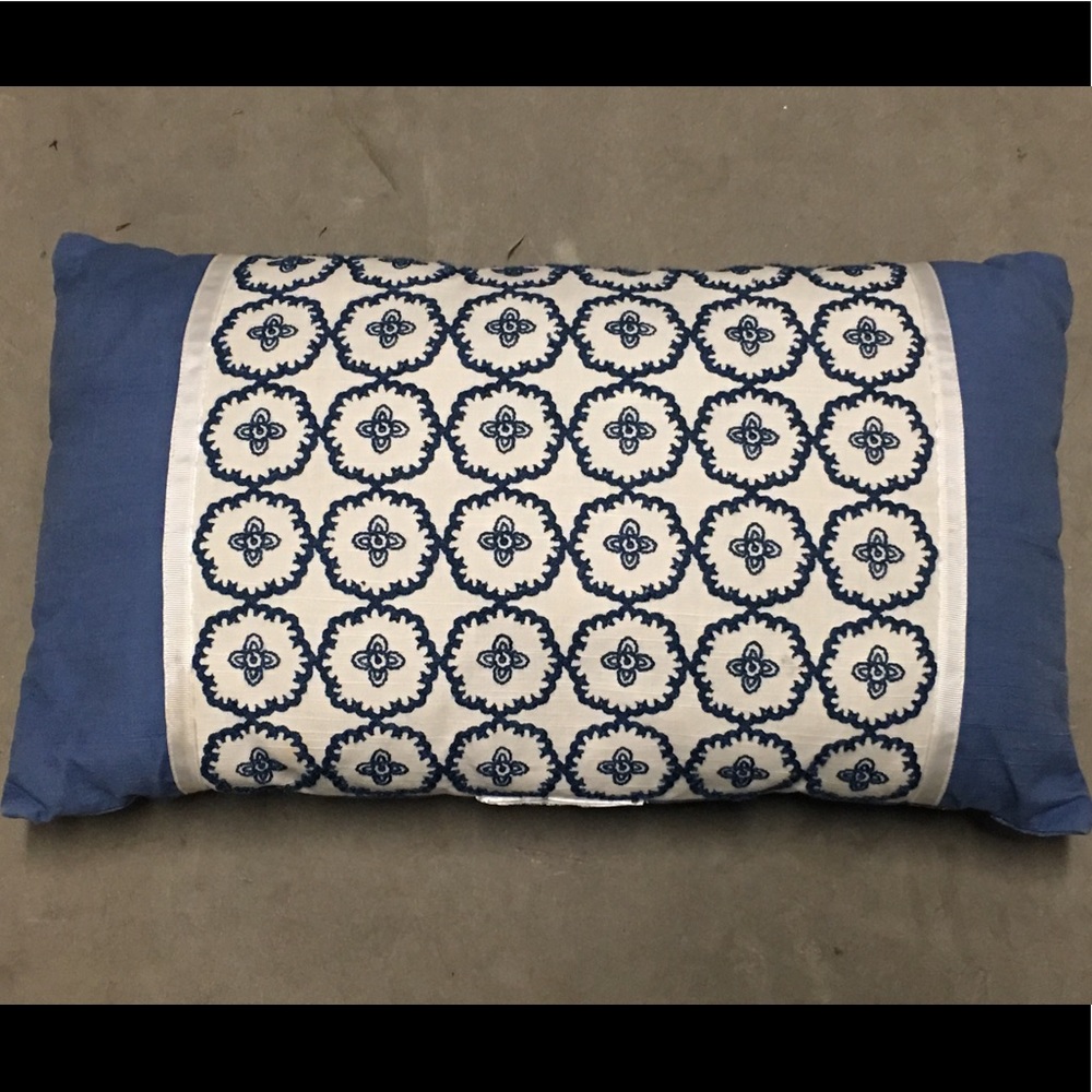 Modern print accent pillow (Blue & White)